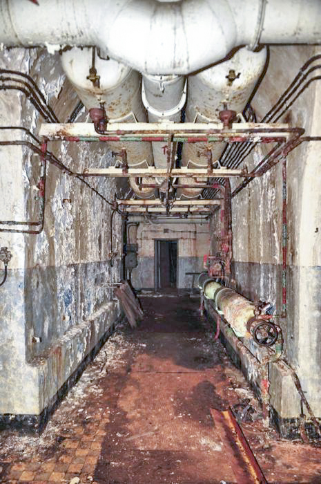 Ligne Maginot - MOLVANGE - A9 - (Ouvrage d'artillerie) - Usine électrique de l'ouvrage
Les bouteilles d'air comprimé pour le lancement des moteurs
Détail des culbuteurs