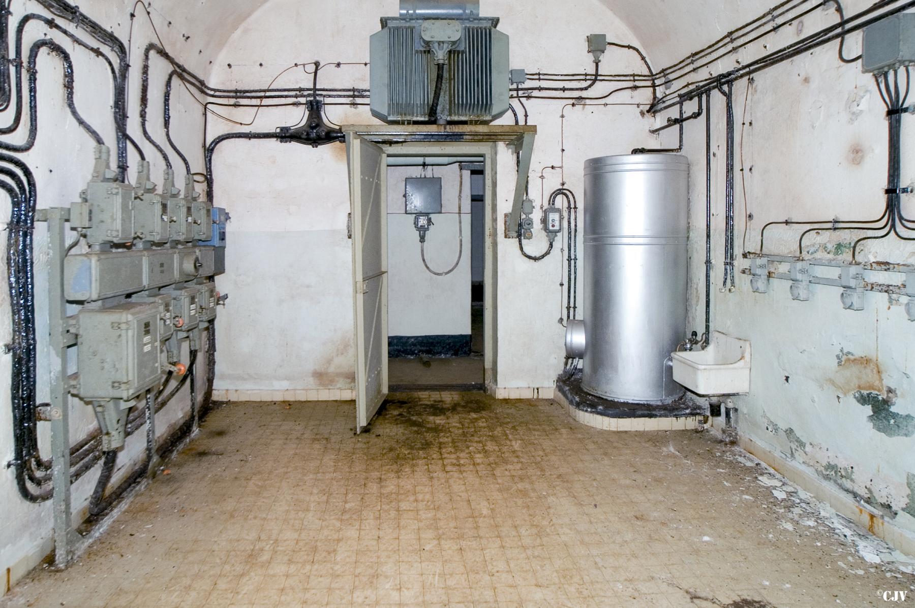 Ligne Maginot - MOLVANGE - A9 - (Ouvrage d'artillerie) - Tableau électrique de la cuisine et le transformateur  abaissant le 400V triphasé distribué dans l'ouvrage en 220 V triphasé nécessaire pour les équipements de la cuisine 