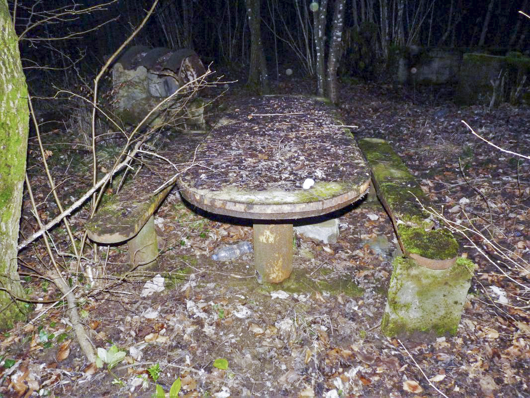 Ligne Maginot - MOLVANGE - A9 - (Ouvrage d'artillerie) - Entrée hommes 
Les restes du casernement extérieur
Banquettes