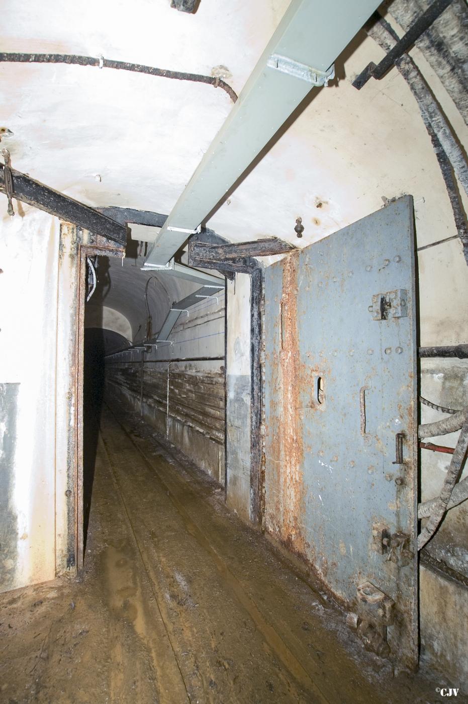 Ligne Maginot - MOLVANGE - A9 - (Ouvrage d'artillerie) - Porte blindé dans la galerie principale - Lia VERMEULEN