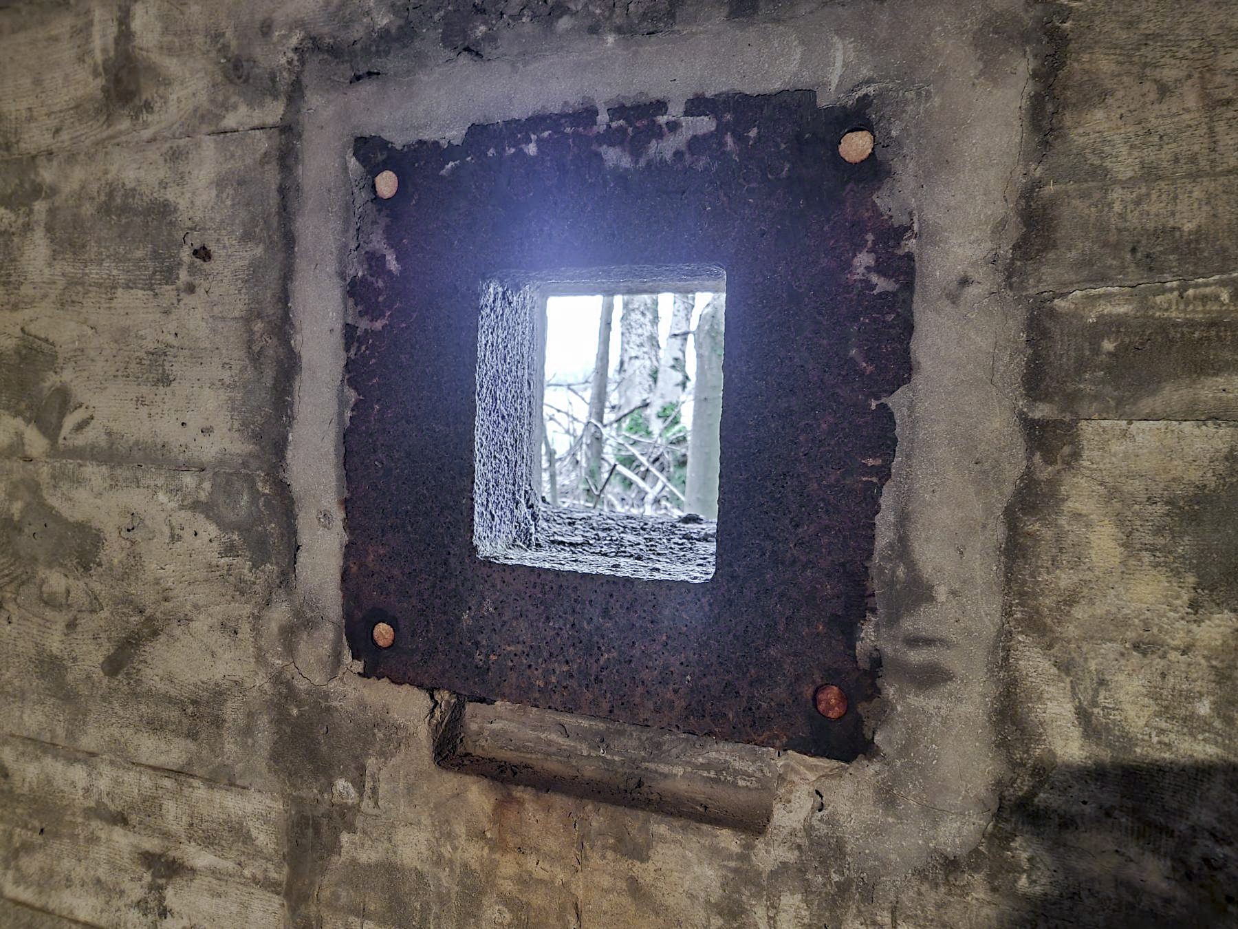 Ligne Maginot - BOIS DE PONTPIERRE NORD - (Blockhaus pour arme infanterie) - Vue intérieur de la trémie pour mitrailleuse Hotchkiss. Le support de l'arme est absent.  - DK_Antoine4