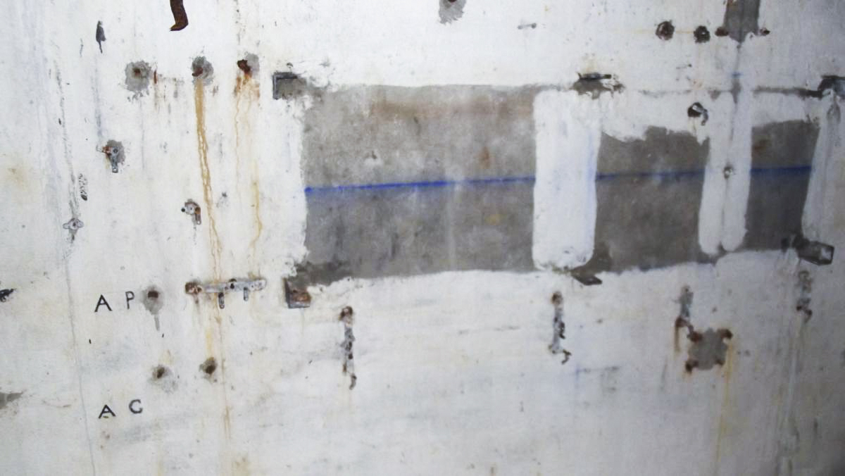 Ligne Maginot - ECOUVIEZ EST - (Casemate d'infanterie - Simple) - Sous sol de la casemate, on remarque les fixations des filtres et à gauche au pochoir, AP pour air pur et AG pour air gazé