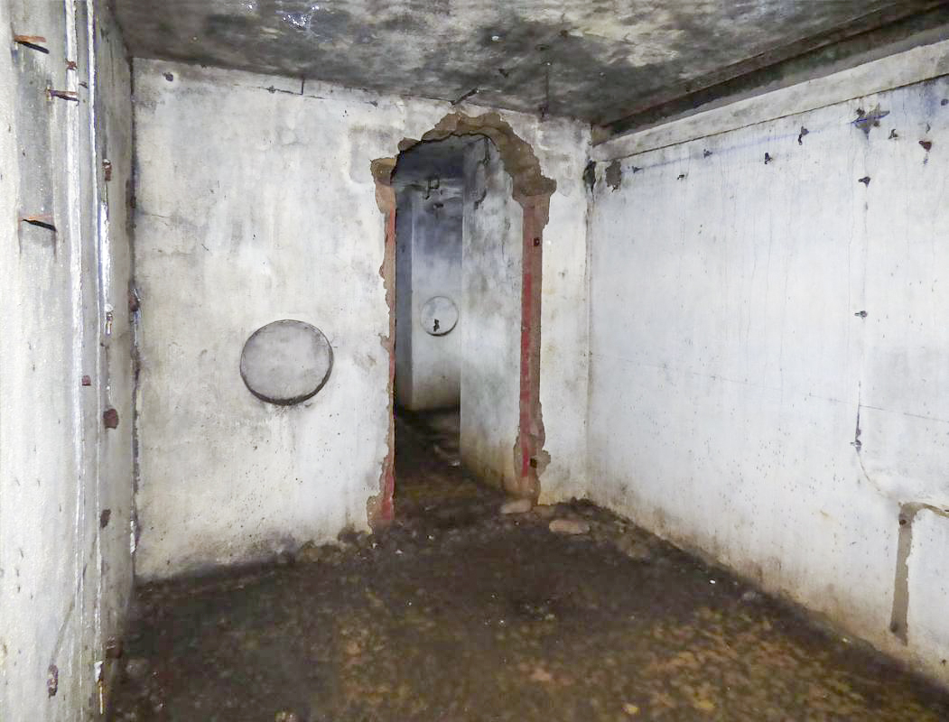 Ligne Maginot - ECOUVIEZ OUEST - (Casemate d'infanterie - Simple) - L'intérieur, vide de tout équipement 