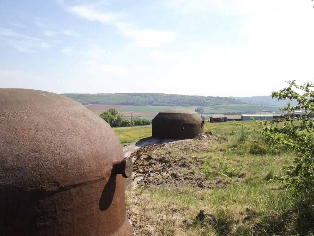 Ligne Maginot - FRESNOIS - (Casemate d'infanterie - Double) - Cloche AM et cloche GFM vers le sud, My12 à l'arrière plan