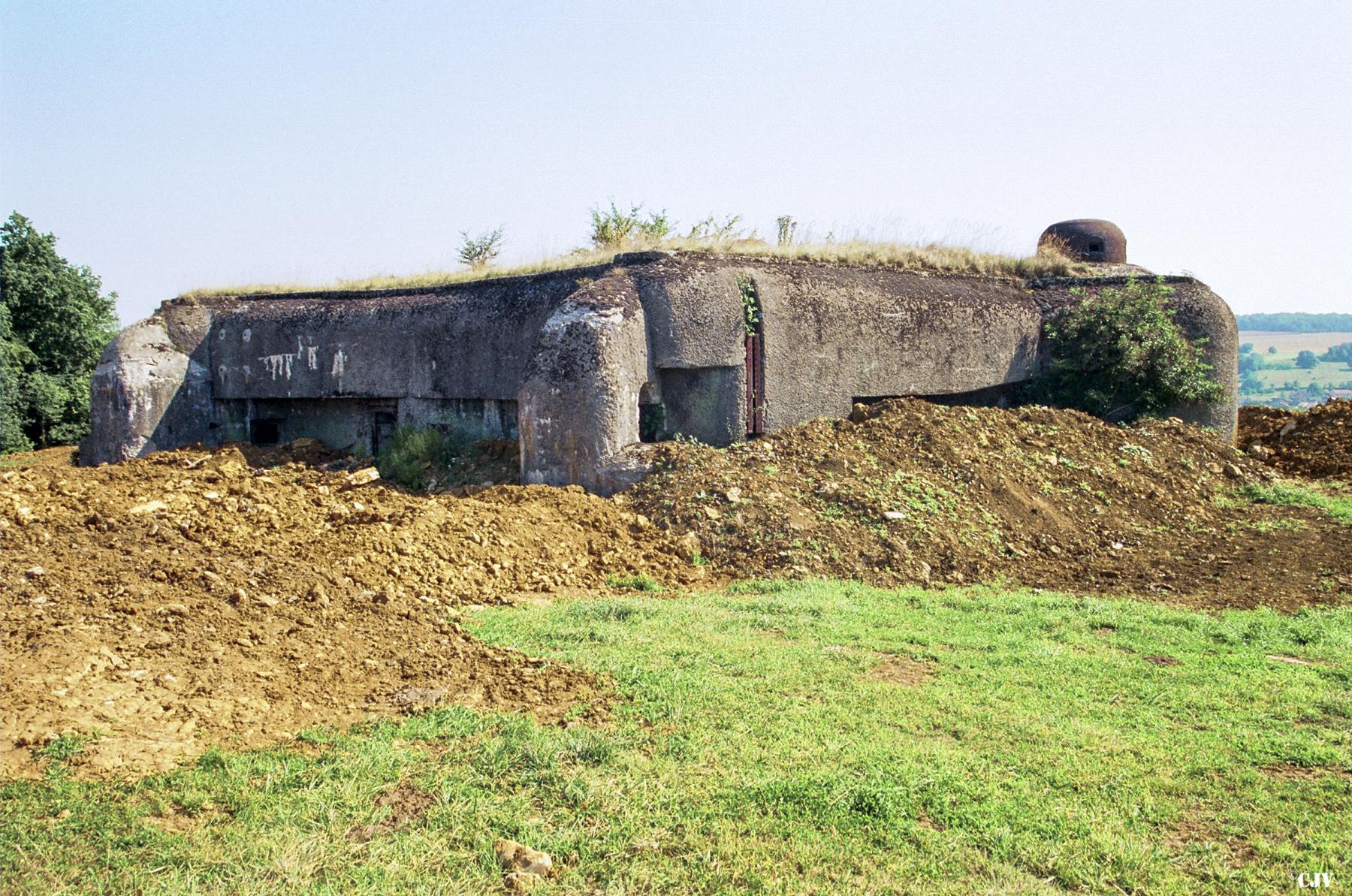 Ligne Maginot - FRESNOIS - (Casemate d'infanterie - Double) - La casemate après le merlonnage
1998