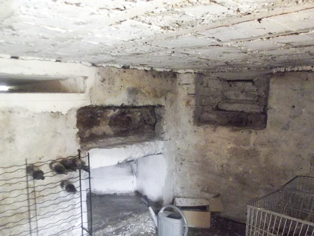 Ligne Maginot - B7 - LA FERTE EST - (Blockhaus pour arme infanterie) - Vue interne coin coté droit. La niche au milieu du mur est du fait du propriétaire actuel, la réservation en bas a la même physionomie que les créneaux pour FM présents dans le village  - David HARMAND