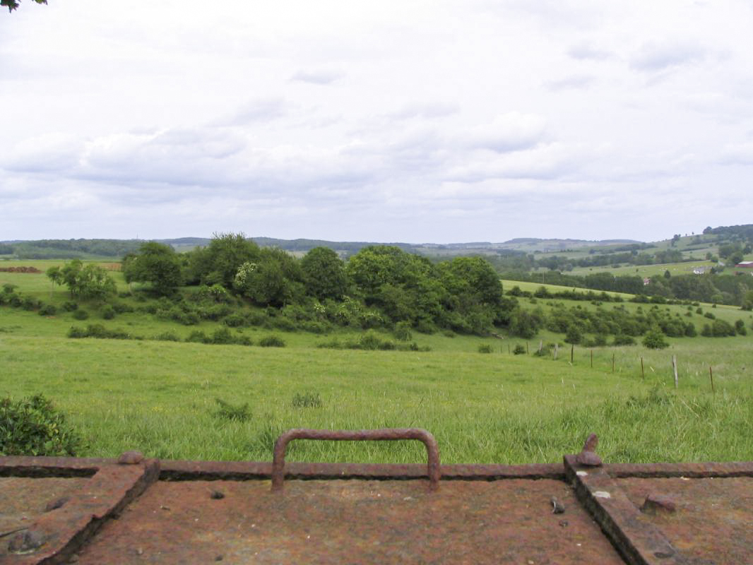 Ligne Maginot - LAITERIE - (Observatoire d'artillerie) - Vue vers le nord-est.
La casemate d'artillerie My8 est dans le bois.