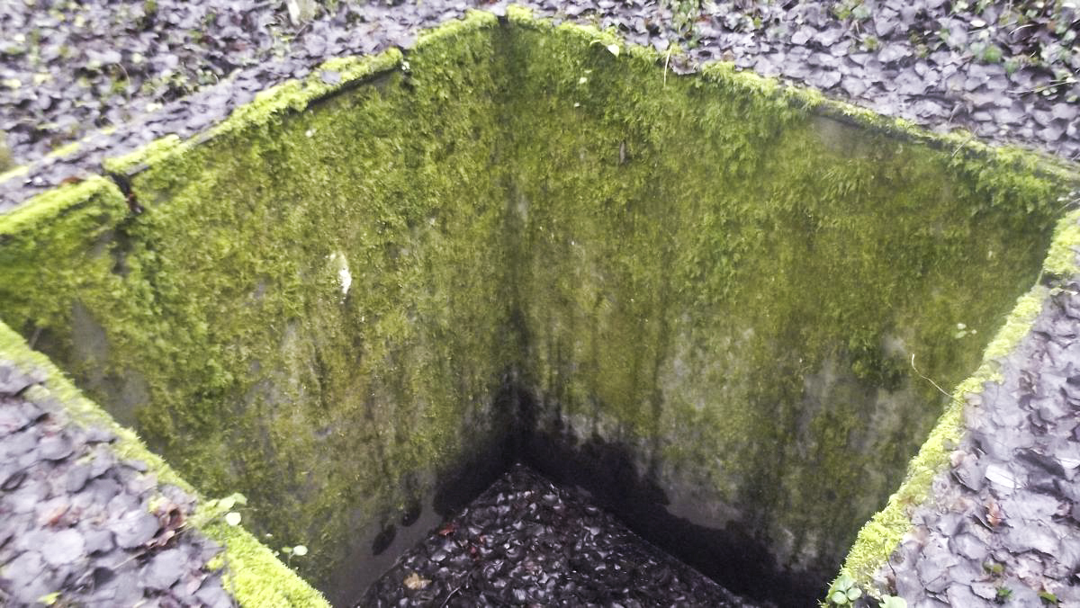 Ligne Maginot - LE CHESNOIS - CHENOIS - (Ouvrage d'artillerie) - Fosse mortuaire d'époque (prévue pour stocker les cercueils français en cas de siège prolongé) située devant le bloc 7 et à côté d'un petit casernement provisoire.