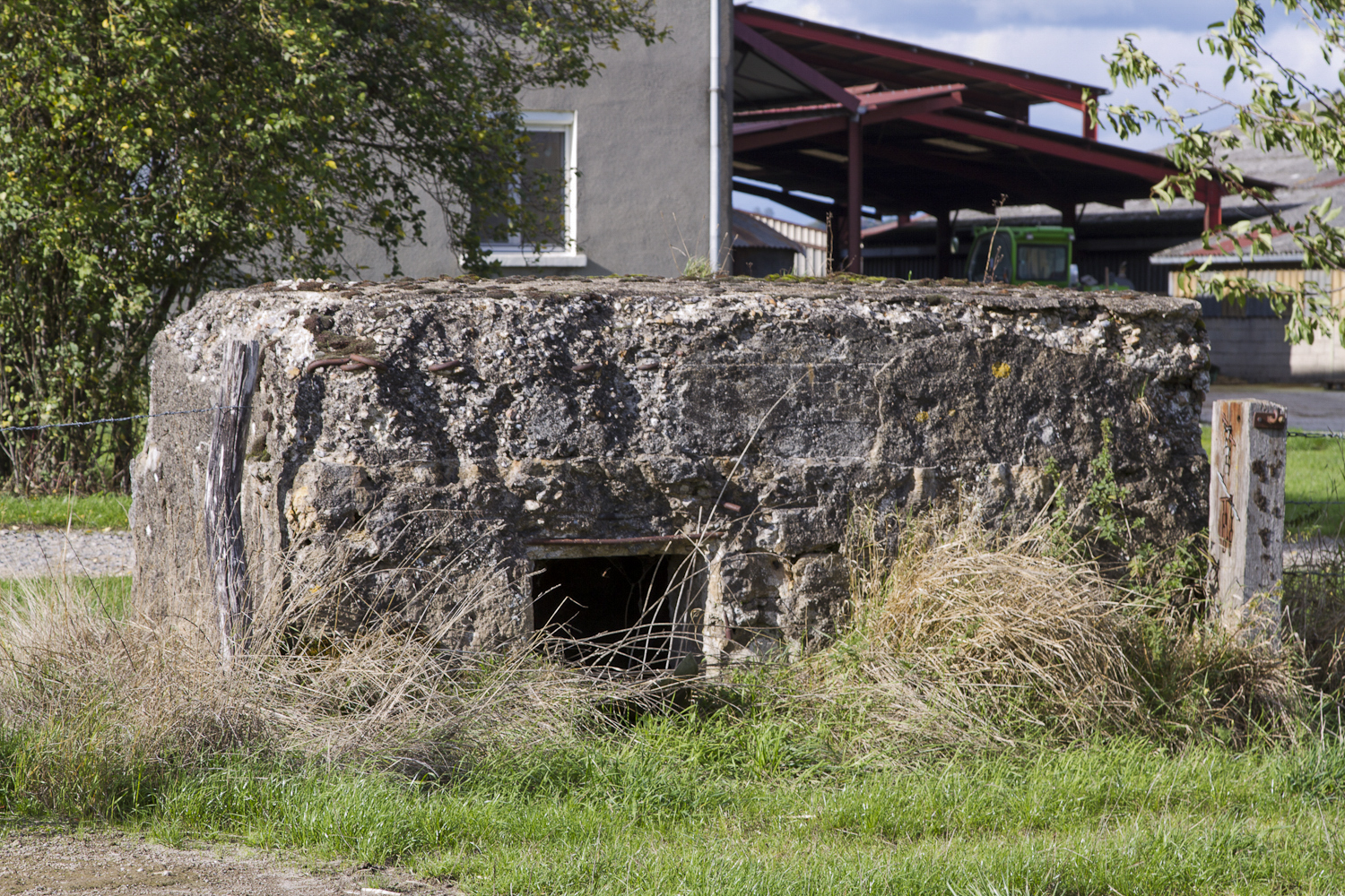 Ligne Maginot - LE CUGNET - (Blockhaus pour arme infanterie) - Entrée du bloc sur sa face arrière