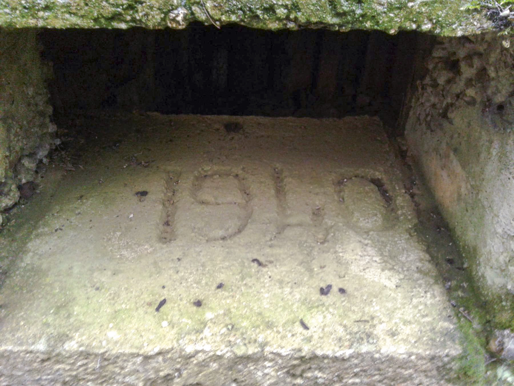 Ligne Maginot - LES OEUILLONS - (Abri) - Date de construction (1940) sur la tablette de fenêtre. - Fabrice THOMASSIN