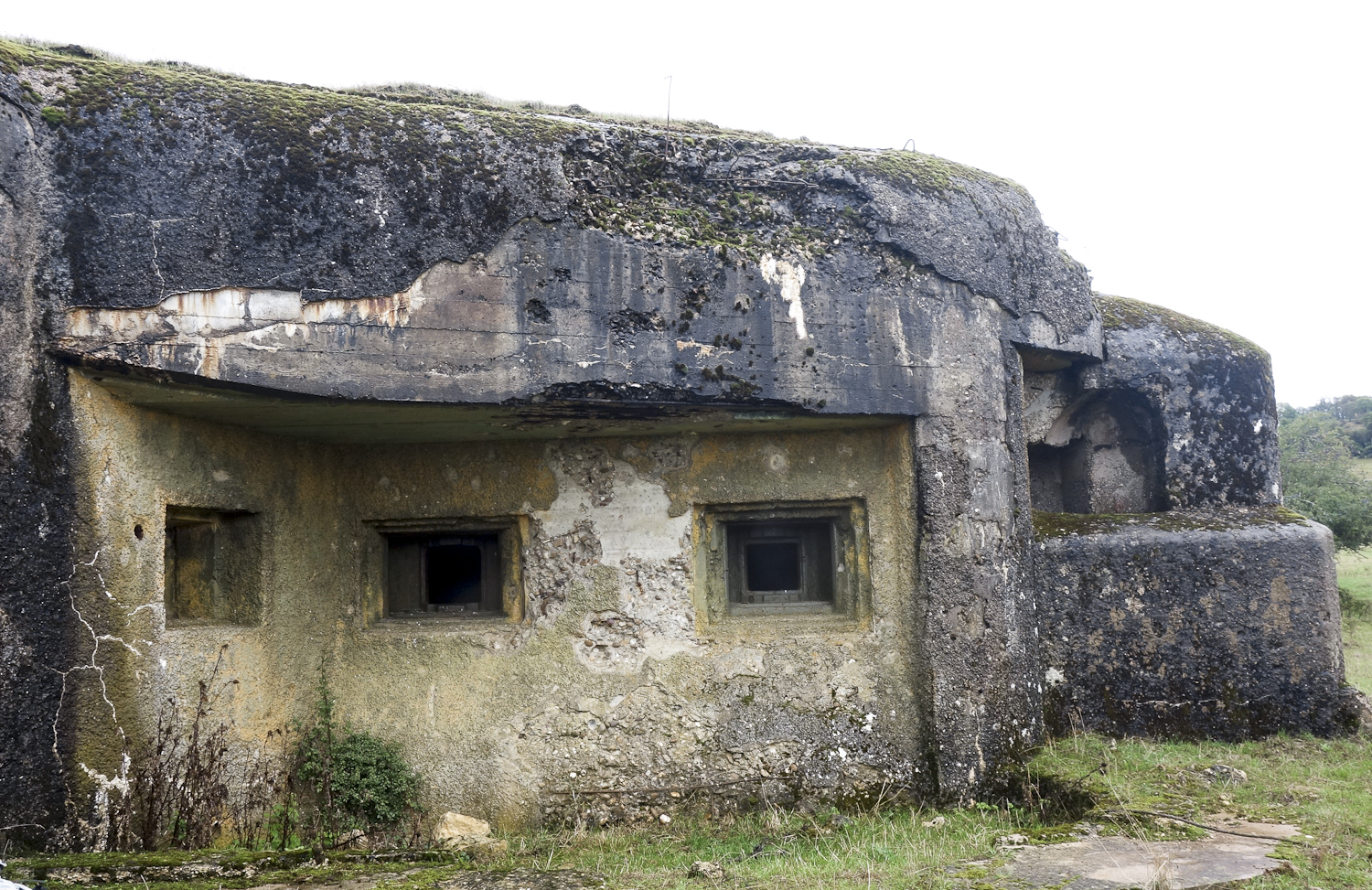 Ligne Maginot - MARGUT - (Casemate d'infanterie - Simple) - Vue extérieure de la chambre de tir avec ses deux créneaux JM et un créneau FM à gauche.