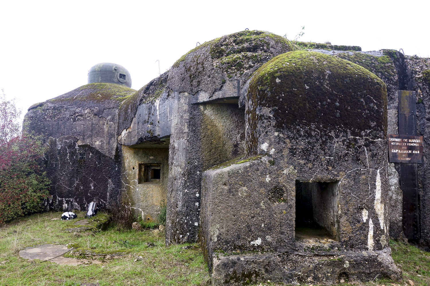 Ligne Maginot - MARGUT - (Casemate d'infanterie - Simple) - Vue latérale de façade avec la chambre de tir. Au premier plan la protection bétonnée pour le projecteur