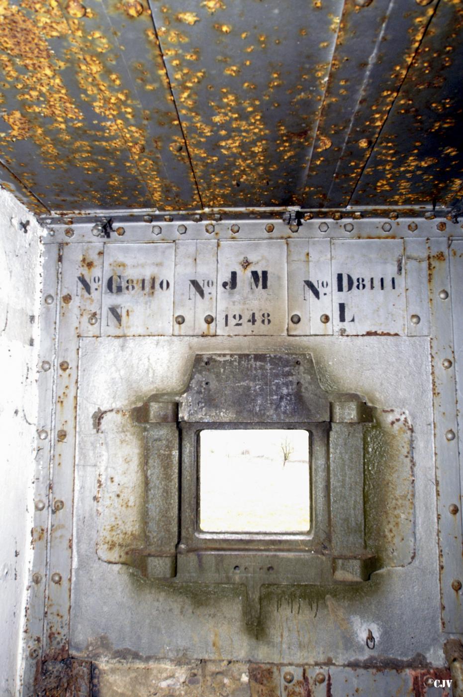 Ligne Maginot - MARGUT - (Casemate d'infanterie - Simple) - Créneau pour jumelage de mitrailleuses avec indication des numéros des deux armes et de celui du support de jumelage.