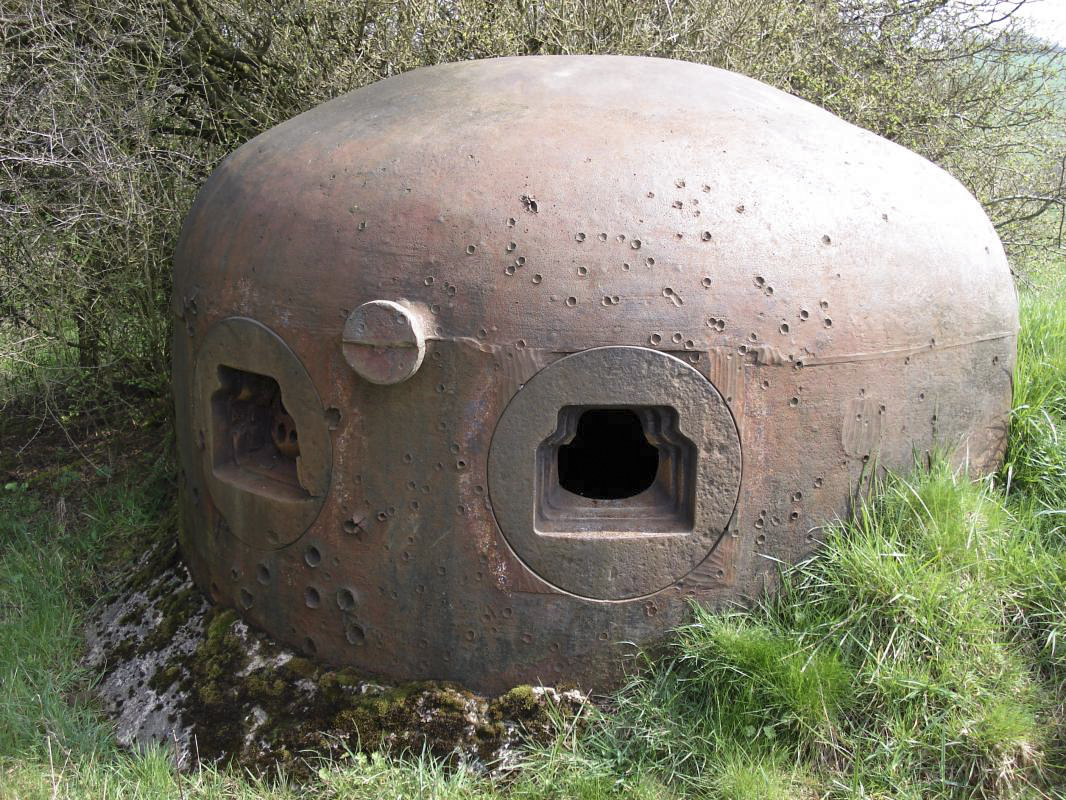 Ligne Maginot - MOIRY - (Casemate d'infanterie - Double) - Cloche AM avec impacts 