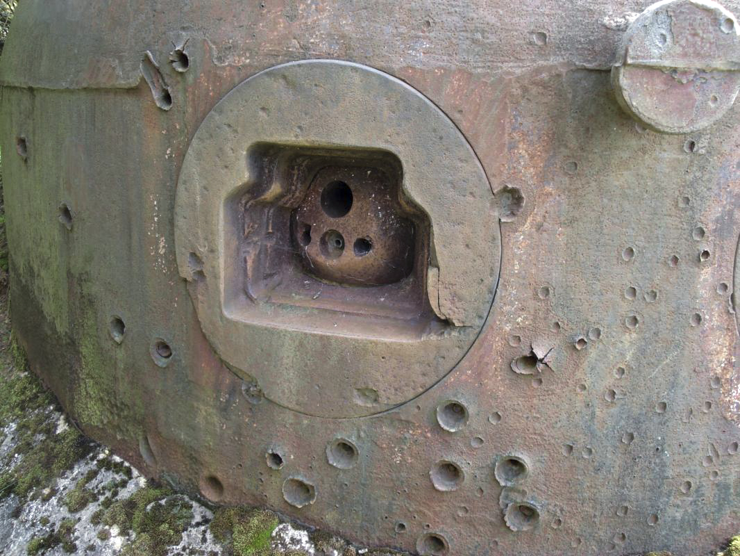 Ligne Maginot - MOIRY - (Casemate d'infanterie - Double) - Cloche AM avec impacts
