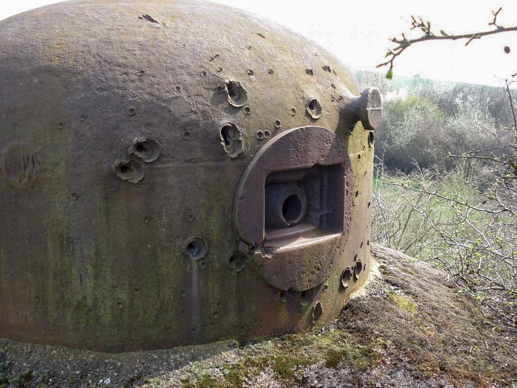 Ligne Maginot - MOIRY - (Casemate d'infanterie - Double) - Cloche GFM avec impacts 