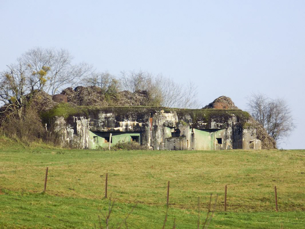 Ligne Maginot - MOIRY - (Casemate d'infanterie - Double) - Pris du sud