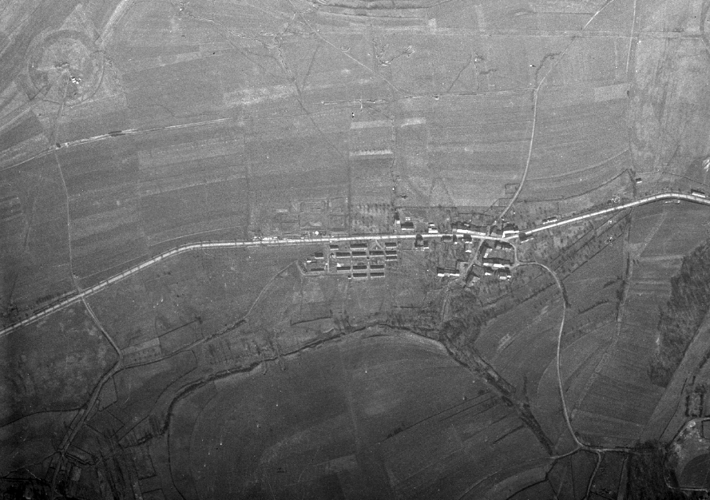 Ligne Maginot - MONTLIBERT - (Casernement) - Les baraquements sont parfaitement visibles au centre de la photo, à coté du village de Montlibert.
Les réseaux autour de la casemate de Sapogne sont visibles en haut à gauche