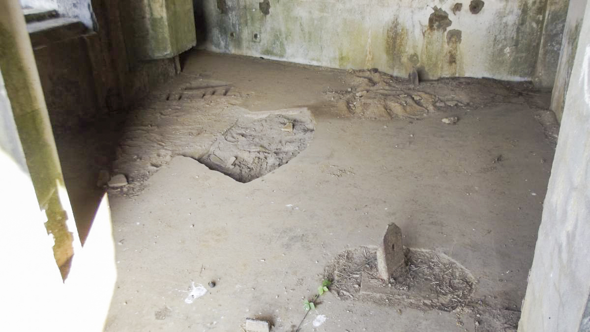 Ligne Maginot - MY1 - VILLY OUEST - (Casemate d'artillerie) - Vue depuis l'entrée de la chambre de tir , on remarquera les fixations servant à caler l'affut bi flèche modèle 1933, la fosse permettant le tir avec hausse élevée (pour le recul de la culasse) 