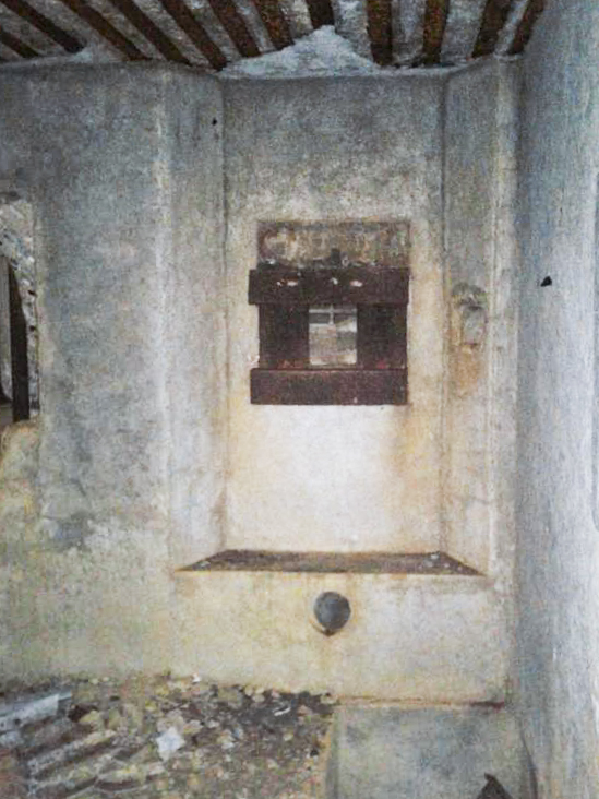 Ligne Maginot - MY3 - (Blockhaus lourd type STG / STG-FCR - Simple) - Chambre de tir.
Créneau pour mitrailleuse ou FM muni d'une trémie Condé et de deux goulottes lance-grenades (au pied et à droite).