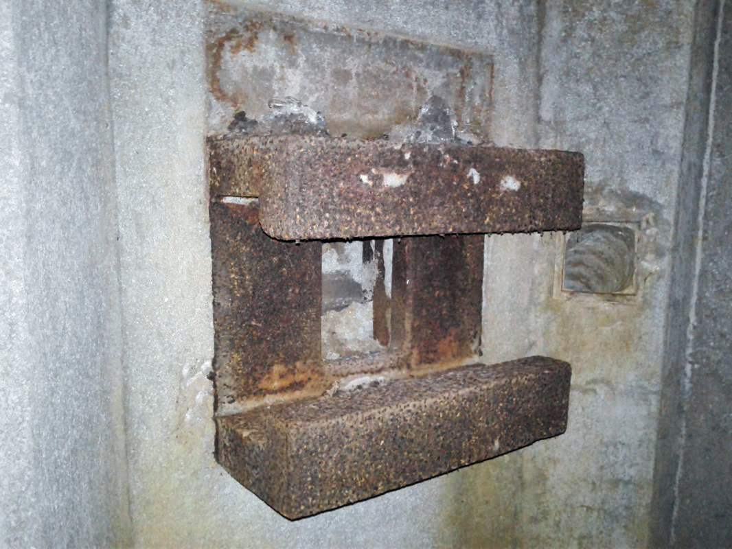 Ligne Maginot - MY3 - (Blockhaus lourd type STG / STG-FCR - Simple) - Détail de la Trémie Condé. Les deux volets coulissants obturateurs sont manquants.