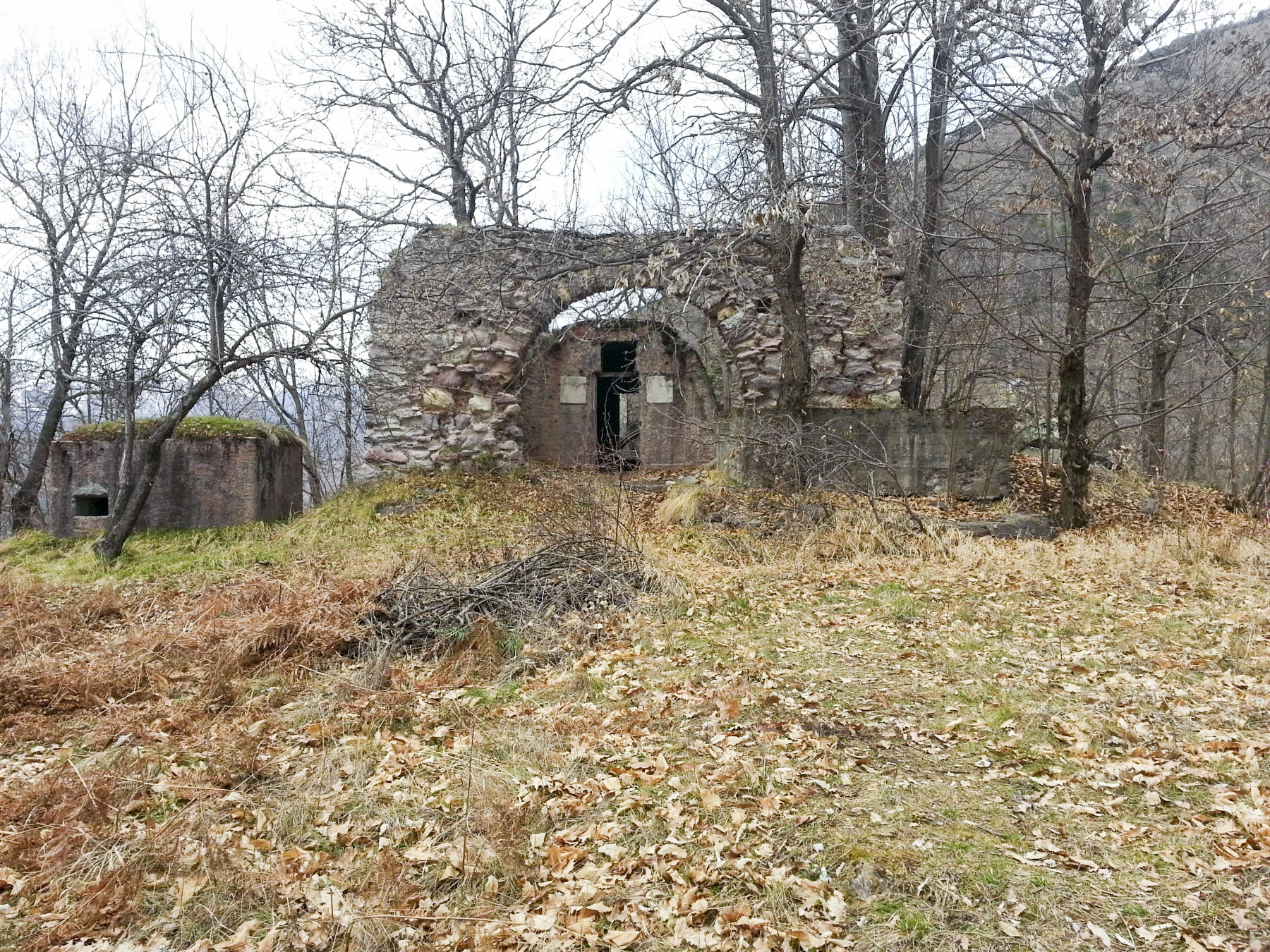 Ligne Maginot - PLANET 3 - (Blockhaus pour arme infanterie) - Le bloc optique prés du casernement extérieur. - ELLENA Daniel - CUNY Philippe