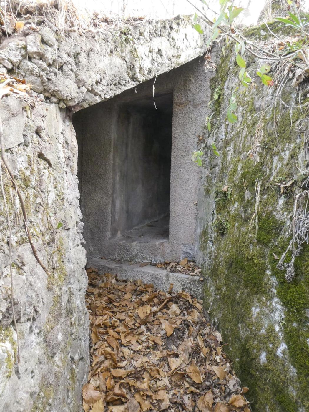 Ligne Maginot - PLANET 3 - (Blockhaus pour arme infanterie) - Entrée de la galerie menant à Planet 3, à partir de la tranchée ouest. - ELLENA Daniel - CUNY Philippe