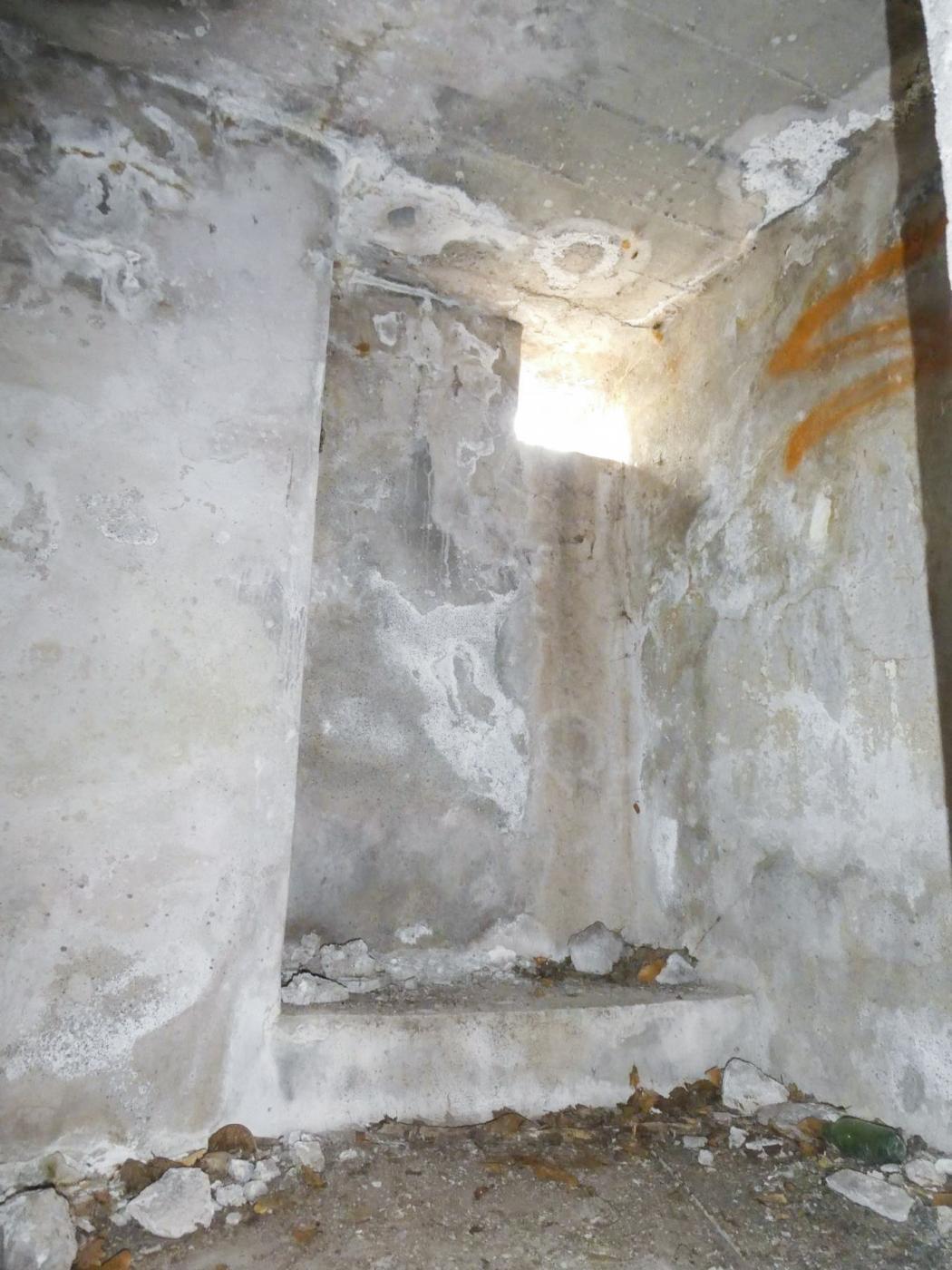 Ligne Maginot - PLANET 3 - (Blockhaus pour arme infanterie) - Créneau optique orienté vers l'observatoire de Caïre de St. Sauveur. - ELLENA Daniel - CUNY Philippe