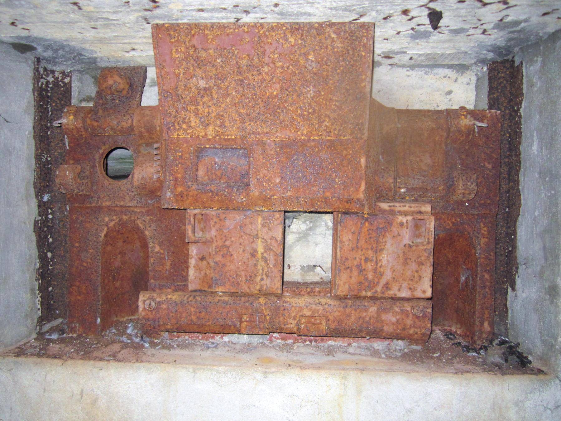 Ligne Maginot - MY10 - (Blockhaus lourd type STG / STG-FCR - Double) - Observatoire
Créneau équipée d'une trémie Pamart-Lemaigre. Seul les 2 embrasures hautes sont utilisées pour l'observation.