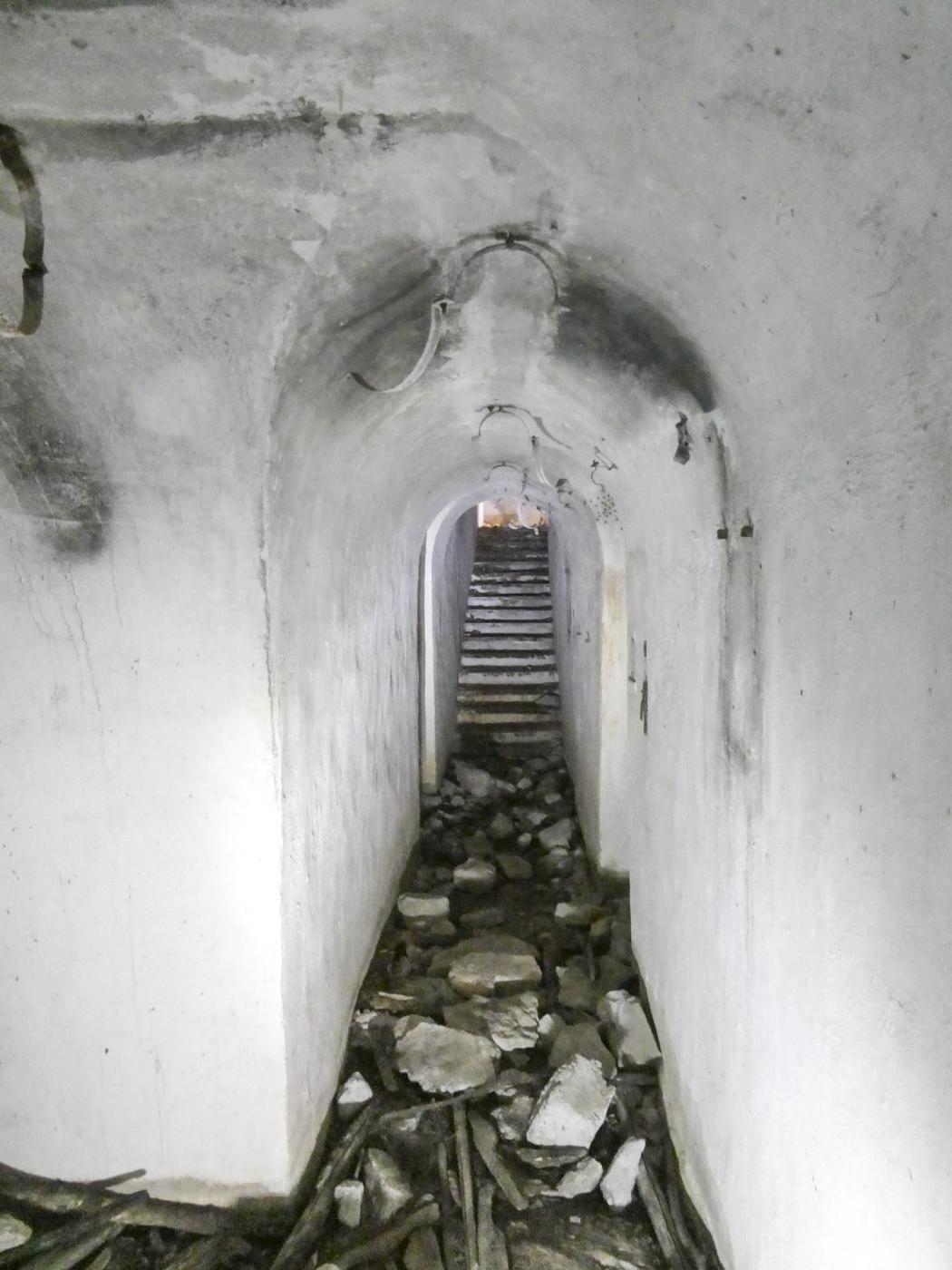 Ligne Maginot - PLANET - (Ouvrage d'infanterie) - Bloc 2
Vers la sortie avec de chaque côté une niche pour les grenades VB et ordinaires. - ELLENA Daniel - CUNY Philippe