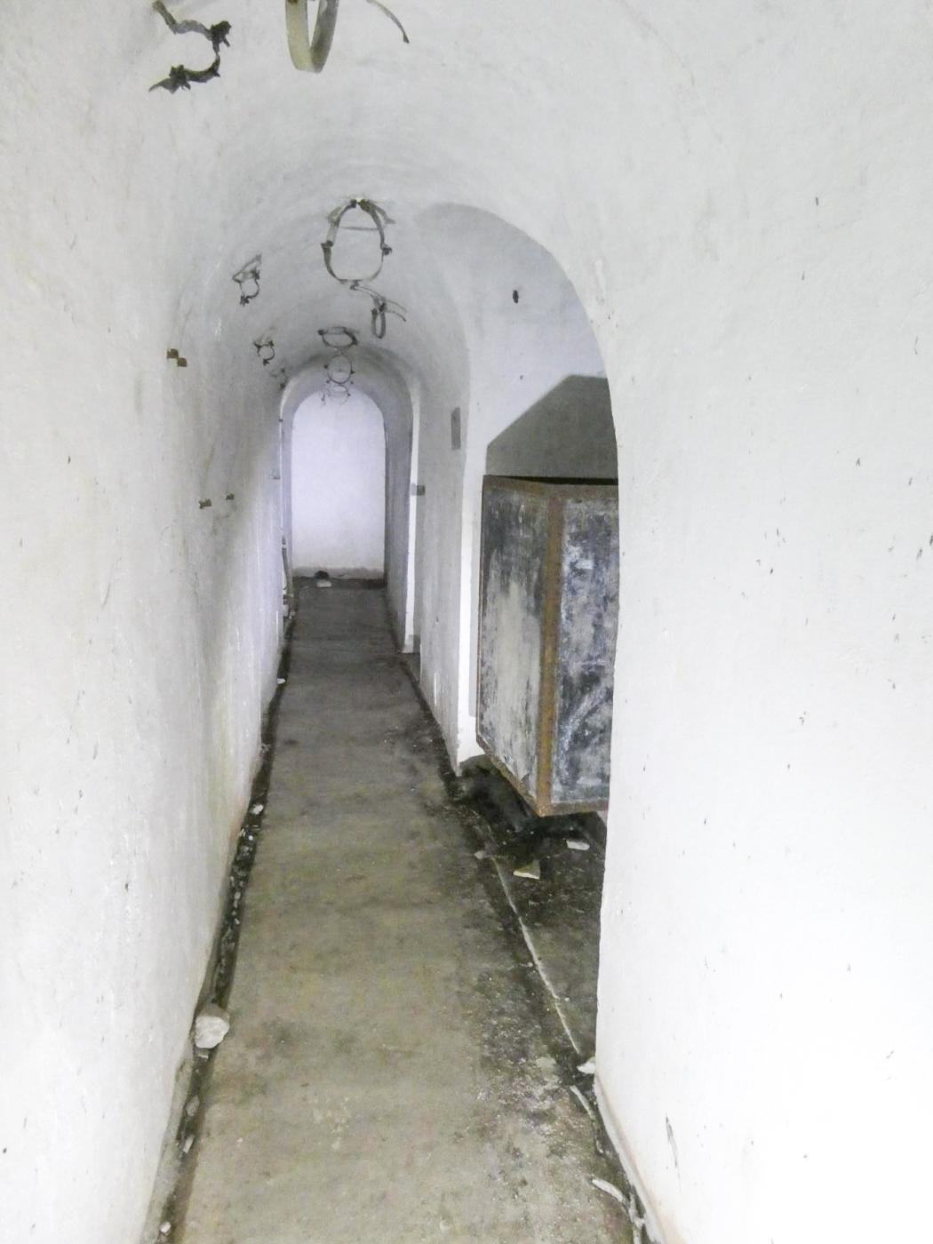 Ligne Maginot - PLANET - (Ouvrage d'infanterie) - Galerie avec l'alvéole des citernes. - ELLENA Daniel - CUNY Philippe