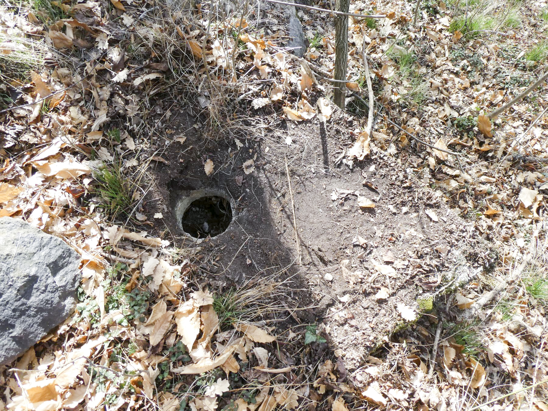 Ligne Maginot - PLANET - (Ouvrage d'infanterie) - Socle du wc extérieur - ELLENA Daniel - CUNY Philippe