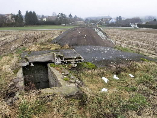 Ligne Maginot - VALDIEU-LUTRAN 3 - (Blockhaus pour arme infanterie) - L'entrée avec escalier d'accès.