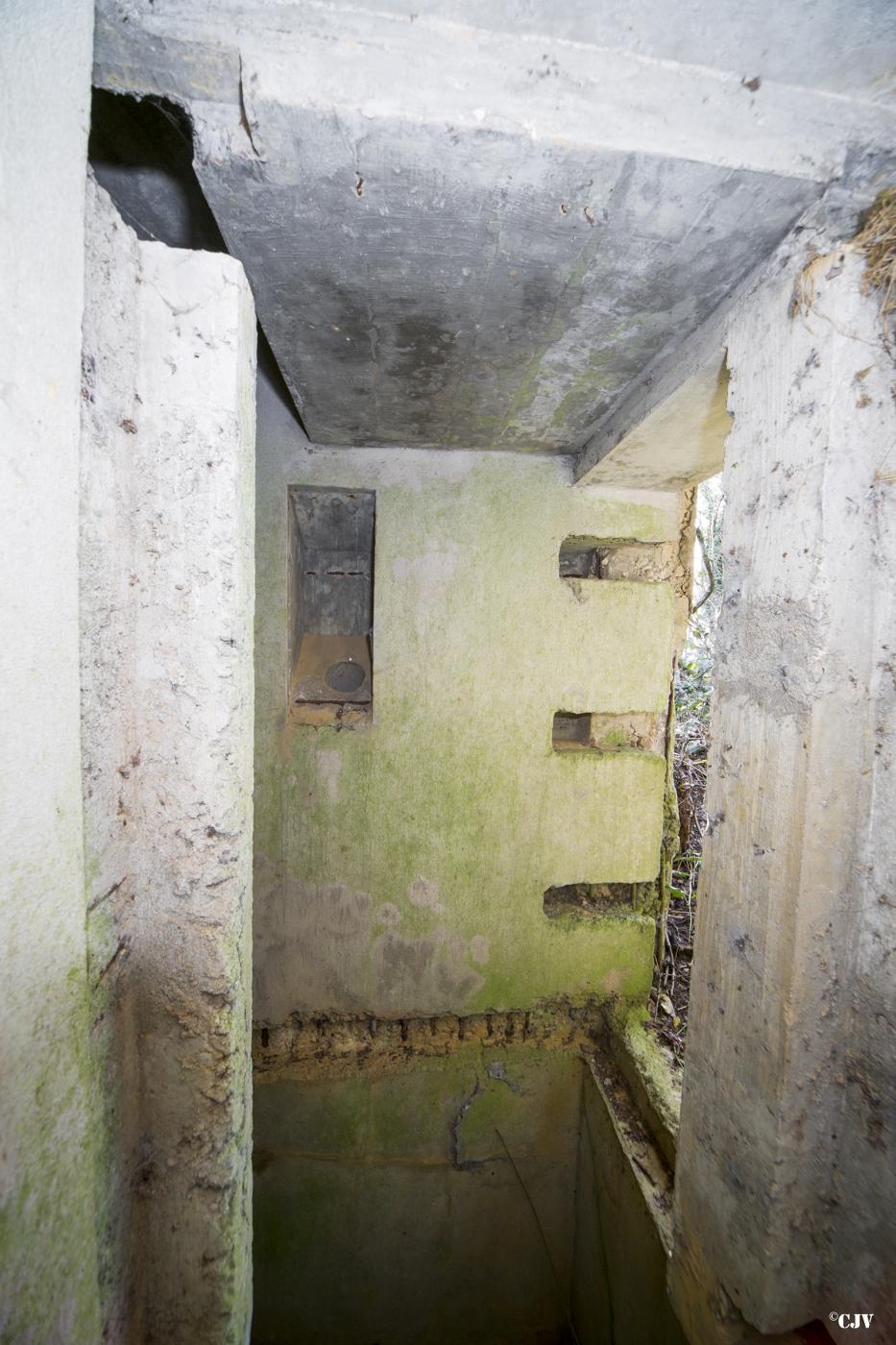Ligne Maginot - SAINT WALFROY (4° BON - 155° RIF) - (PC de Quartier) - Entrée de droite
La cuve au sol était vraisemblablement prévue pour une fosse septique pour les latrines