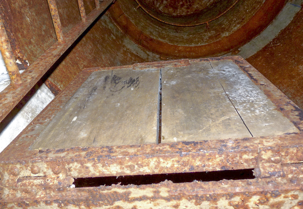 Ligne Maginot - BOURENE OUEST - C21 - (Casemate d'infanterie - Simple) - Plancher et trappe amovible de la cloche - Sylvie Laure LAMBERT