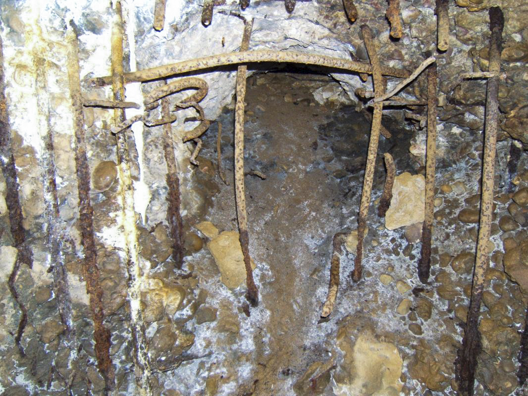 Ligne Maginot - SAPOGNE - (Ouvrage d'infanterie) - Impact d'entrée d'un obus Röchling dit obus javelot (essai de 1942 sur la casemate)