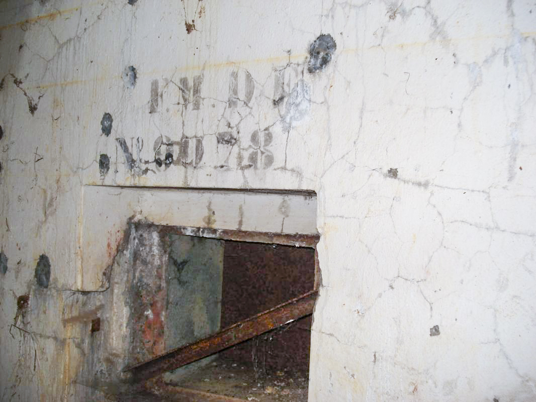 Ligne Maginot - THONNE LE THIL - (Casemate d'infanterie - Double) - Créneau FM - R Tucker