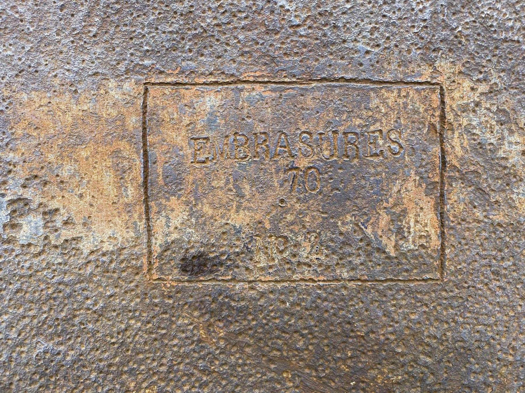 Ligne Maginot - VELOSNES - (Ouvrage d'artillerie) - Bloc 1
Tourelle arme mixte 
Repère de montage pour le positionnement des embrasures. Noter le n°70 d'origine de la tourelle devenu en n°570 en 1940