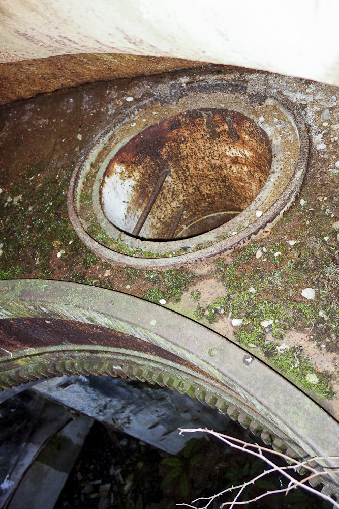 Ligne Maginot - VELOSNES - (Ouvrage d'artillerie) - Bloc 1
Tourelle pour deux armes mixtes
Trou de visite de l'avant-cuirasse
