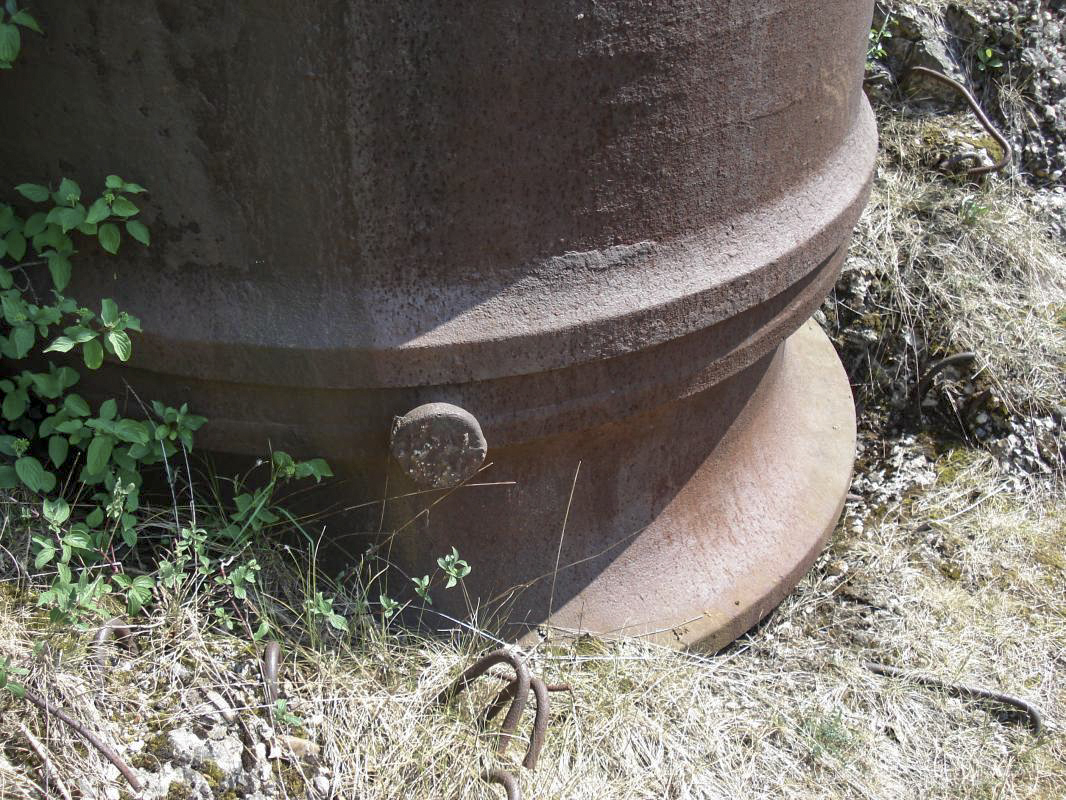 Ligne Maginot - VELOSNES - (Ouvrage d'artillerie) - Bloc 6
Entrée mixte
La base du cuvelage de la cloche GFM de gauche mis à nu par la tentative de récupération