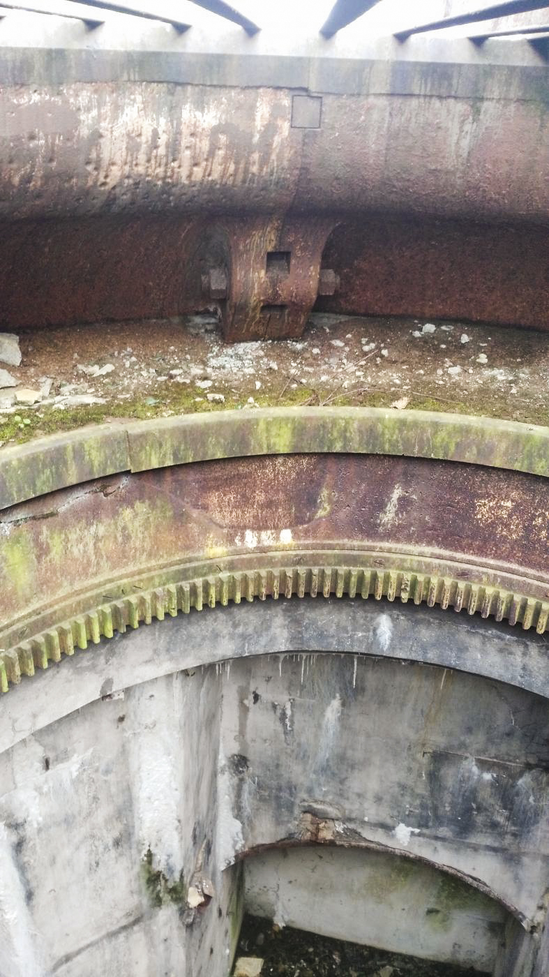Ligne Maginot - VELOSNES - (Ouvrage d'artillerie) - Bloc 1
Tourelle pour deux armes mixtes
La couronne d'entrainement en rotation et les voussoirs de l'avant-cuirasse