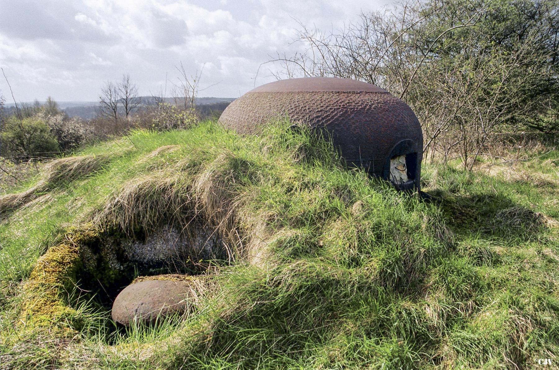 Ligne Maginot - VELOSNES - (Ouvrage d'artillerie) - Bloc 1
Cloche GFM et champignon de prise d'air