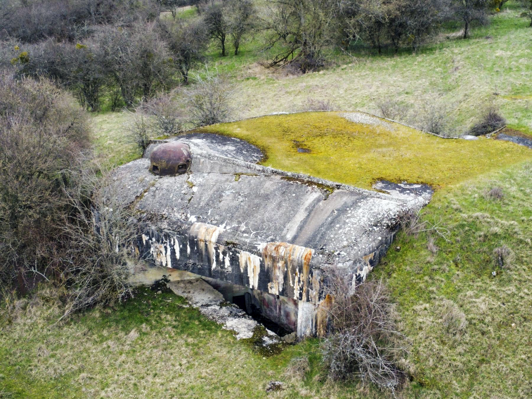 Ligne Maginot - FOUR A CHAUX - FAC - (Ouvrage d'artillerie) - Bloc 6
Vue aérienne sur la casemate d'infanterie et la cloche GFM type B - J.Luc