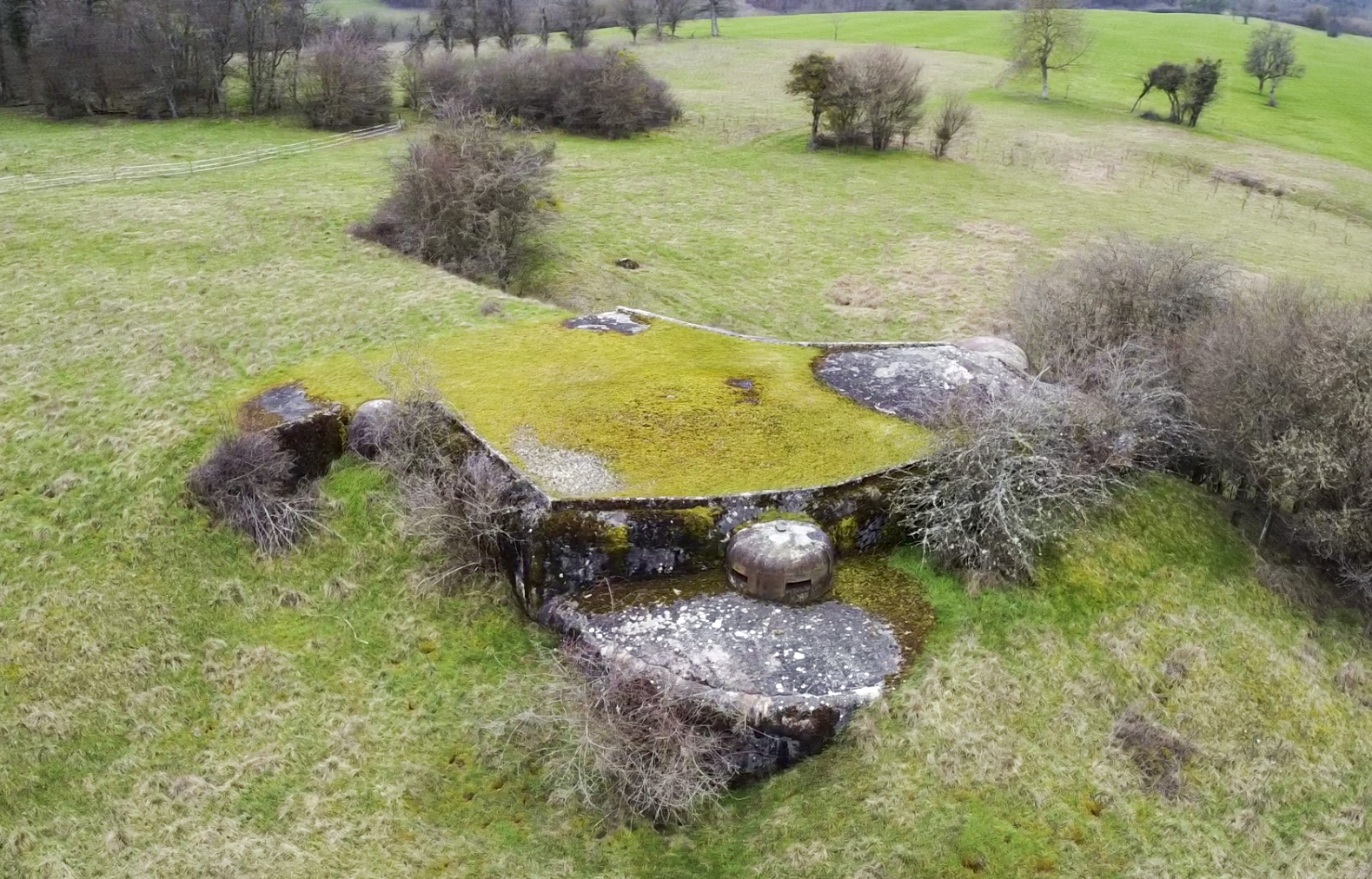 Ligne Maginot - FOUR A CHAUX - FAC - (Ouvrage d'artillerie) - Bloc 6
Vue aérienne sur la cloche JM et la cloche VDP - J.Luc