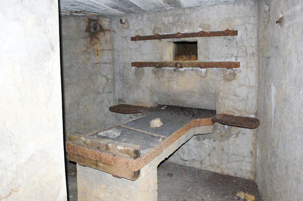 Ligne Maginot - K - (Blockhaus pour arme infanterie) - La tablette pour la mitrailleuse Hotchkiss 8mm mle 1914 - Christian RICHON/devoitine520