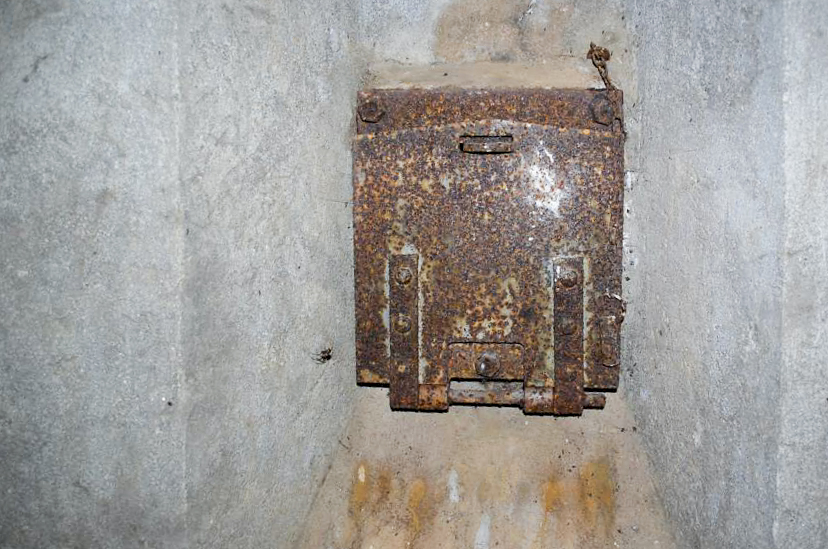 Ligne Maginot - K - (Blockhaus pour arme infanterie) - A l'intérieur...Volet blindé qui obture le créneau de tir - Christian RICHON/devoitine520
