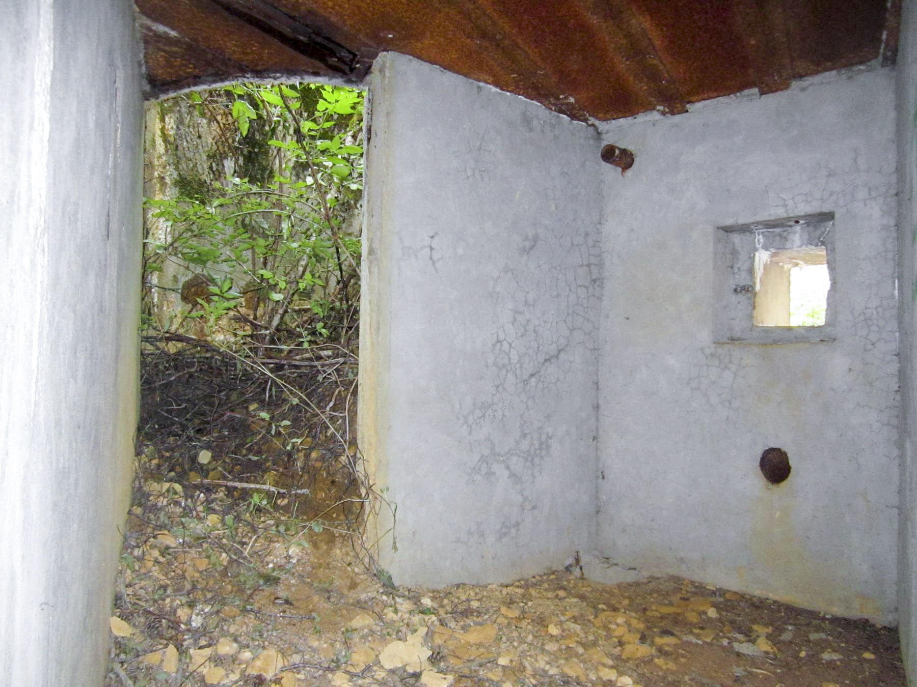 Ligne Maginot - LA HIGNY - (Casemate d'artillerie) - Puits de la cloche GFM non installée et créneau FM