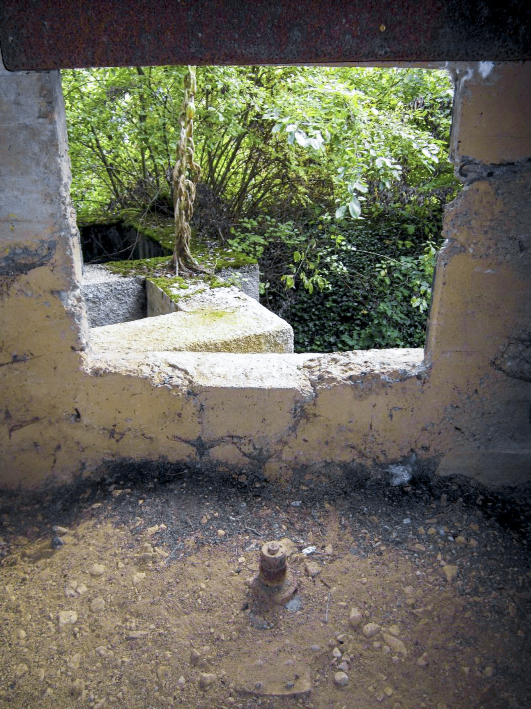 Ligne Maginot - LA HIGNY - (Casemate d'artillerie) - Créneau pour canon de 75 et axe pivot