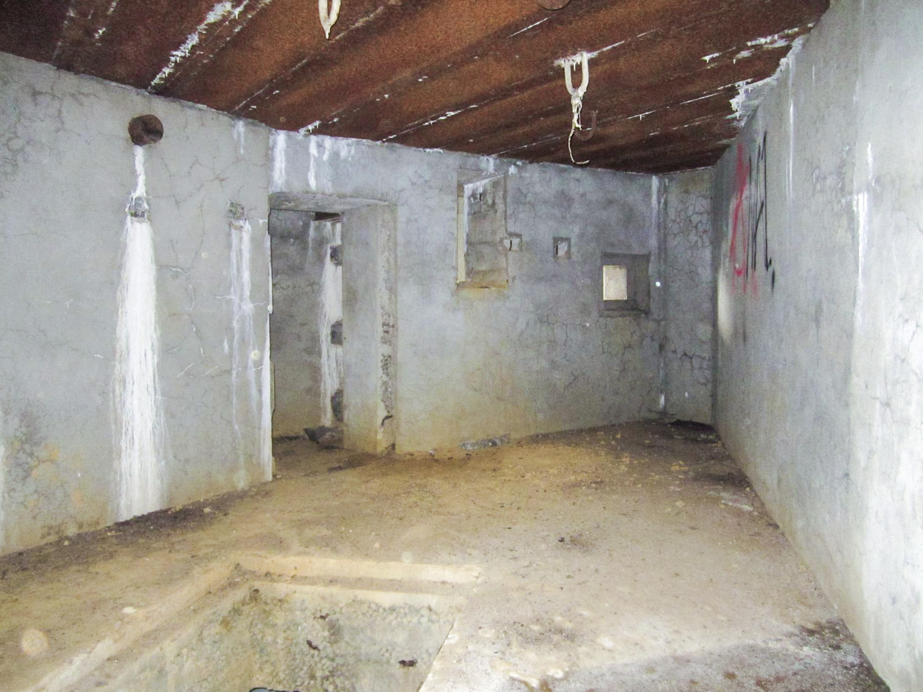 Ligne Maginot - LA HIGNY - (Casemate d'artillerie) - Entrée hommes et créneau FM de défense de l'entrée