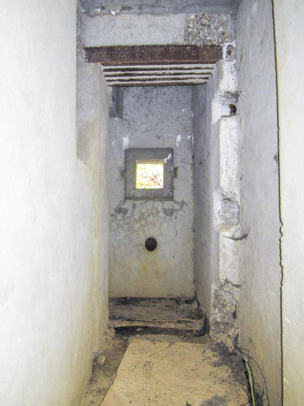 Ligne Maginot - LA HIGNY - (Casemate d'artillerie) - Créneau FM frontal dans le couloir de l'entrée hommes
